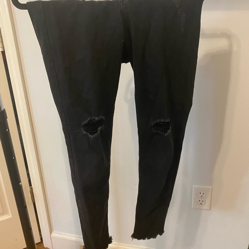 Just black black jeans with rip In knee
